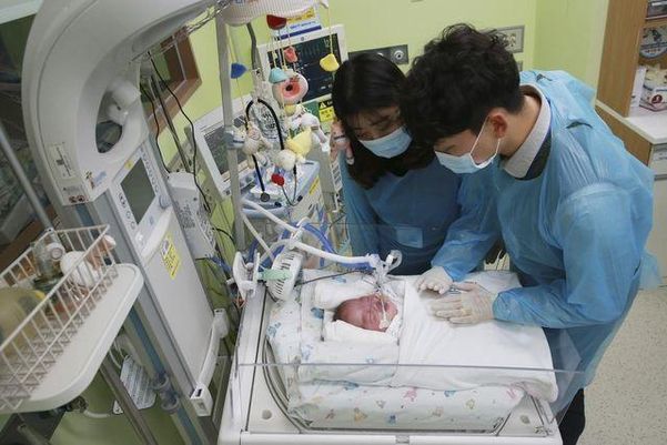 지난 1월 30일 서울대학교 어린이병원 신생아 중환자실에 500g 초미숙아로 태어난 아기 환자를 부모가 면회하고 있다.
