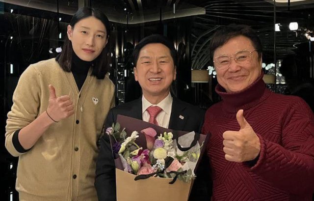 국민의힘 김기현 의원(가운데)이 배구선수 김연경·가수 남진과 찍고 페이스북에 올린 사진. 페이스북