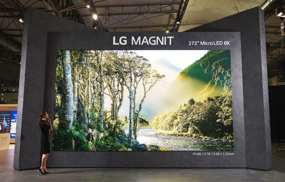 LG전자 모델이 8K 해상도의 272형 마이크로 LED 사이니지 ‘LG 매그니트’로 자연의 아름다움과 신비함을 담은 영상을 생생하게 감상하고 있다. LG전자 제공