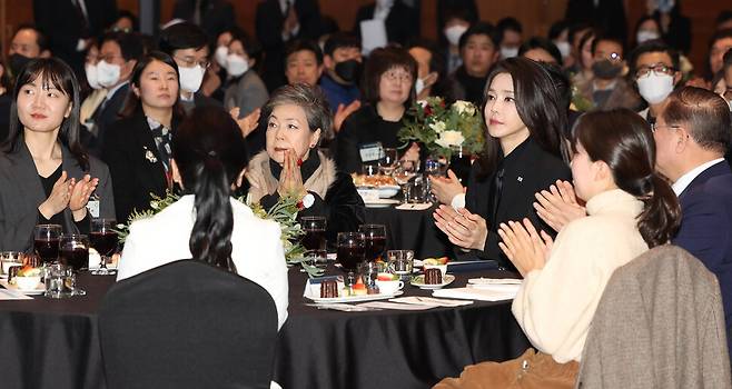 윤석열 대통령 부인 김건희 여사가 31일 경기도 성남시 분당 코리아디자인센터에서 열린 디자인계 신년인사회에 참석해 박수치고 있다. 대통령실사진기자단