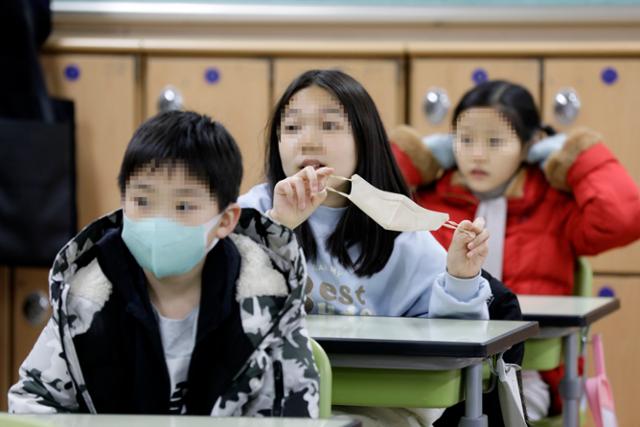 일부 시설을 제외한 실내에서 마스크 착용 의무가 해제된 30일 오전 서울 광진구 광장초등학교에서 마스크를 벗은 학생들과 착용한 학생들이 함께 수업을 하고 있다. 뉴시스