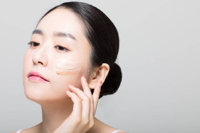 화장품에 덩어리가 생기거나 색상에 변화가 생겼다면 이는 변질됐을 확률이 높으므로 즉시 사용을 중단해야 한다.        /사진=게티이미지뱅크