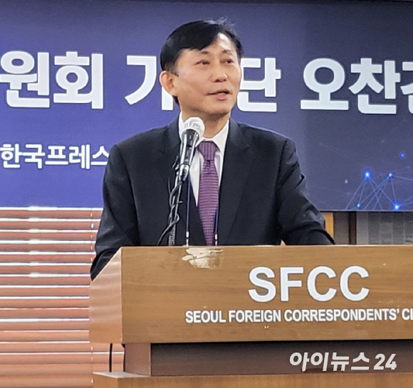 31일 서울 프레스센터에서 열린 디지털플랫폼정부위원회(디플정부위) 기자간담회에서 고진 위원장이 기자들의 질의에 답변하고 있다. [사진=김혜경 기자]