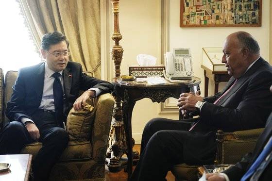 지난 15일 친강(왼쪽) 중국 외교부장이 사메흐 쇼우크리 이집트 외교부장(오른쪽)과 회담하고 있다. 30일로 취임 한 달을 맞은 친강 부장은 한 달만에 6개국을 순방하고 10개국 외교부장과 전화통화를 나눴다. AP=연합뉴스
