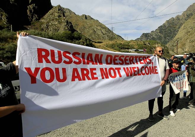 동원령을 피해 탈출하는 러시아 시민이 늘어남에 따라 이를 우려하는 조지아 시민이 지난 28일 러시아 인접 국경에서 시위를 벌이고 있다. AP=연합뉴스