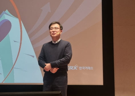 손병두 한국거래소 이사장이 31일 서울 여의도 한국거래소 서울사옥에서 열린 신년 기자간담회에서 발표하고 있다. 사진=신현아 기자