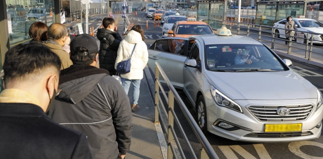 서울 중형택시 기본요금이 2월 1일 오전 4시부터 3천800에서 4천800원으로 1천원(26%) 인상된다. 중형택시의 기본요금 인상과 함께 기본거리는 현행 2km에서 1.6km로 줄어든다. / 사진=뉴스1