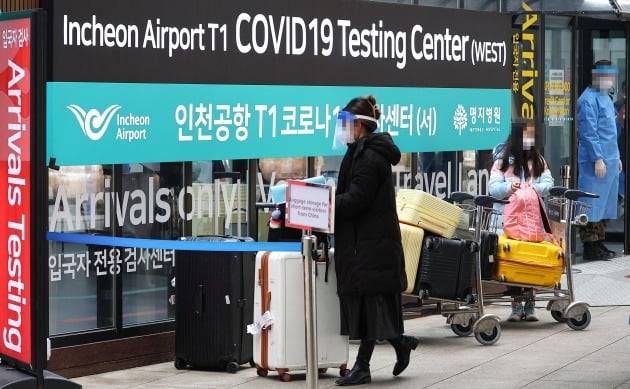 뷰티업계가 최근 중국 현지 코로나19 확진자 급증과 비자 관련 이슈로 인해 어려움을 겪고 있다.  사진은 지난 5일 오전 인천국제공항 제1여객터미널 코로나19 검사센터 모습. (사진=연합뉴스)
