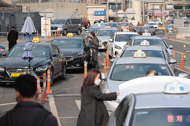 31일 오후 서울역 택시 승차장에서 택시들이 승객을 기다리며 정차해 있다. 연합뉴스