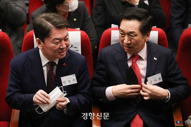 국민의힘 전당대회 당권 주자 중 양강을 형성하고 있는 안철수 의원(왼쪽)과  김기현 의원. 성동훈 기자