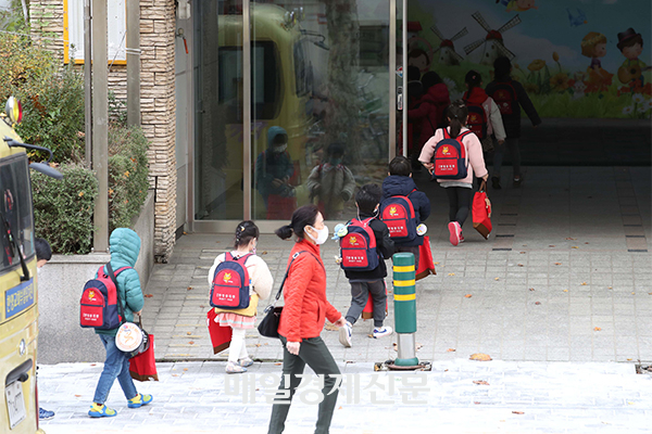 South Korea unveils plan to combine childcare centers, kindergartens from 2025 [Photo by Han Joo-hyung]