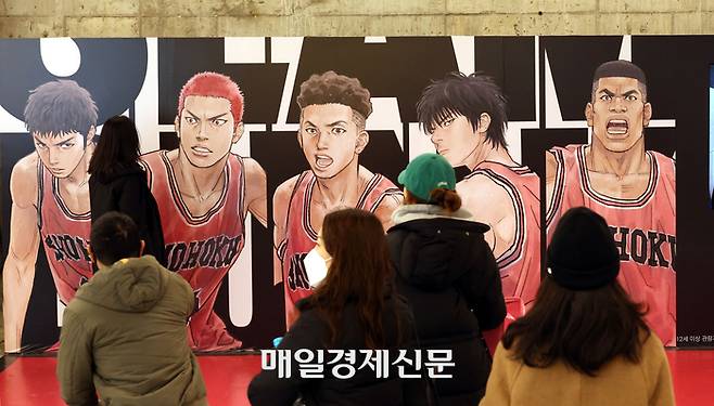일본 애니메이션 영화 ‘더 퍼스트 슬램덩크’가 연일 박스오피스 1위에 오른 가운데 서울의 한 멀티플렉스에 세워진 포토월에서 관람객들이 사진을 찍고 있다.  2023.1.31. [이승환 기자]