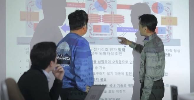 시뮬레이션 기술을 강의하는 모습/사진=전기연