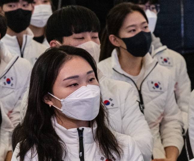 4일 오후 서울 송파구 올림픽파크텔에서 열린 2023 제31회 레이크플래시드 동계대학경기대회 대한민국 선수단 결단식에서 쇼트트랙 대표 최민정(앞)과 스피드스케이팅 대표 김민선이 행사를 지켜보고 있다. [연합]