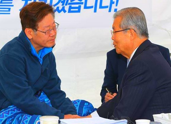 단식 농성 당시 이재명 성남시장과 김종인 더불어민주당 비상대책위원회 대표.