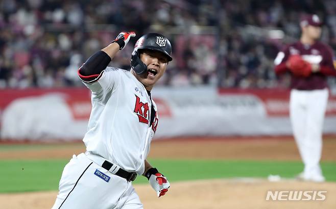 [수원=뉴시스] 이영환 기자 = 20일 경기 수원KT위즈파크에서 열린 2022 KBO 포스트시즌 준플레이오프 4차전 키움 히어로즈 대 KT 위즈의 경기, 3회말 1사 주자없는 상황에서 KT 강백호가 솔로 홈런을 날린 후 그라운드를 돌고 있다. 2022.10.20. 20hwan@newsis.com