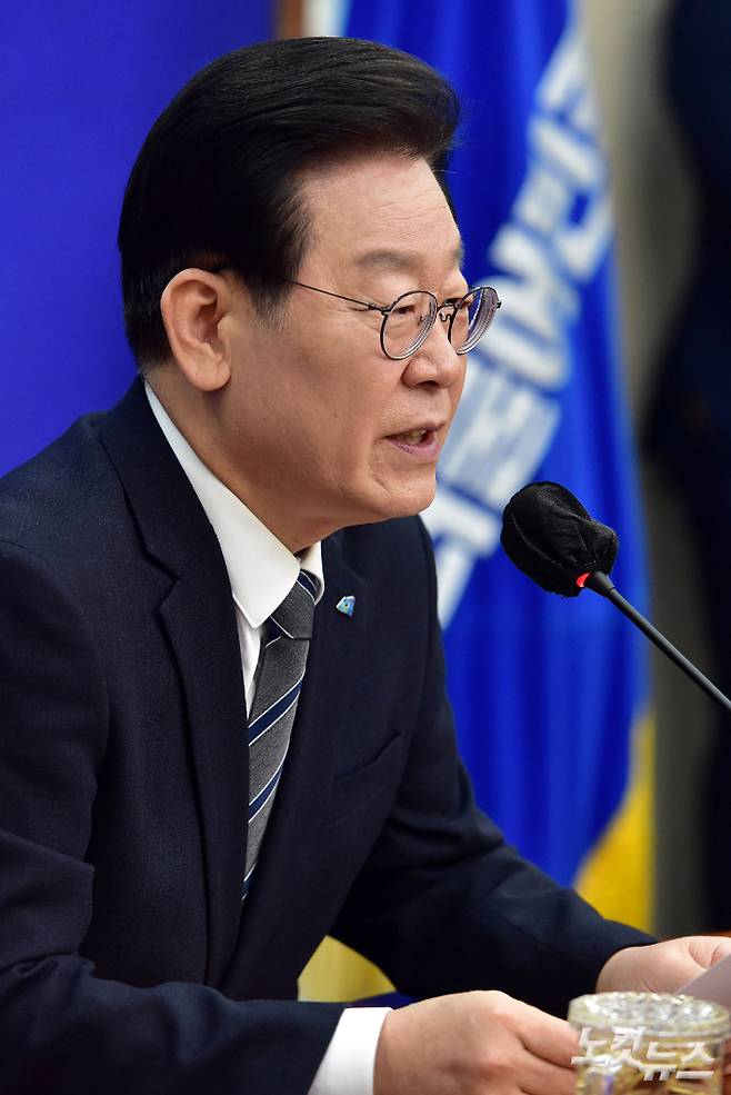 더불어민주당 이재명 대표가 30일 서울 여의도 국회에서 기자간담회를 열고 검찰 소환 조사 관련 입장을 밝히고 있다. 윤창원 기자