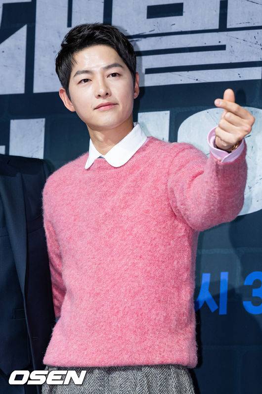 [OSEN=민경훈 기자]송중기가 무대 위로 입장하며 포토타임을 갖고 있다. 2022.11.17 / rumi@osen.co.kr