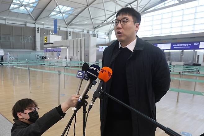 LG 트윈스 김현수가 30일 오전 인천국제공항 제1여객터미널 출국장에서 스프링 캠프지인 미국 애리조나주 스코츠데일로 떠나기 위해 출국 수속 후 인터뷰를 하고 있다. LG트윈스 제공