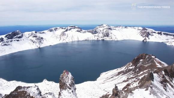 북한, 백두산 설경 담은 영상 공개 - 북한, 백두산 설경 담은 영상 공개     (서울=연합뉴스) 북한 평양타임스는 31일 백두산 설경을 보여주는 영상을 공개했다. 영상 초반에는 “백두산은 북한 정신을 상징하고 한민족 영혼과 관련된 혁명 조상 선대의 신성한 산”이라는 문구가 등장한다. 영상에는 온통 새하얀 눈으로 뒤덮이거나 태양이 떠오르는 등 다각도에서 찍힌 백두산 모습이 담겼다. 인공기를 든 백두산 답사 행렬의 모습도 비췄다. 북한은 2019년 김정은 국무위원장의 이른바 ‘백두산 군마 등정’ 이후 각계각층의 백두산 혁명전적지 답사를 독려해왔다. 북한이 백두산 영상을 공개한 것은 1942년 2월 16일 백두산에서 태어났다는 김정일 생일을 앞두고 선대 탄생지를 조명해 백두혈통의 의미를 재차 부각하려는 의도로 풀이된다. 2023.1.31 [평양타임스 캡처. 재판매 및 DB 금지]      nkphoto@yna.co.kr (끝)