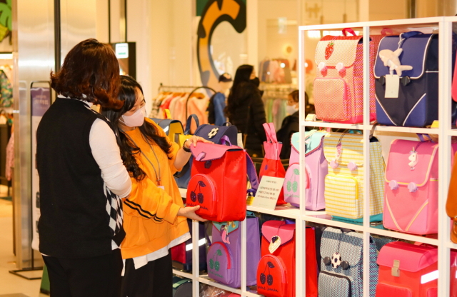 신세계백화점의 한 매장에서 고객이 아동 책가방을 고르고 있다./사진 제공=신세계백화점