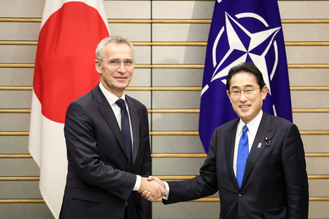 기시다 후미오 일본 총리(오른쪽)와 옌스 스톨텐베르그 북대서양조약기구(NATO·나토) 사무총장이 31일 일본 도쿄에서 악수하고 있다.로이터연합뉴스