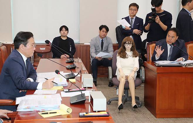 2019년 10월, 이용주 전 무소속 의원(맨 오른쪽)이 산업통상자원중소벤처기업위원회 국정감사에서 섹스돌을 보여주며 질의하고 있다.ⓒ연합뉴스