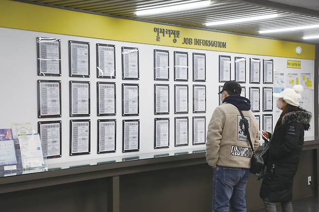 1월25일 서울 마포구 서울서부고용복지플러스센터에서 방문자들이 일자리 정보를 살펴보고 있다. ⓒ시사저널 임준선
