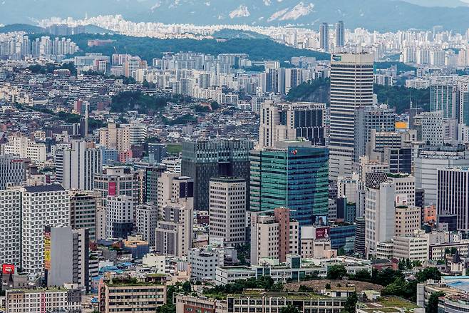 서울 중구 남산공원에서 바라본 종로 지역의 대기업 빌딩들 ⓒ시사저널 최준필