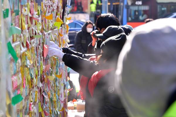 서울 용산구 이태원 참사 현장에서 10.29 이태원 참사 유가족협의회와 이태원 관광특구연합회, 이태원 참사 시민대책회의 활동가들이 희생자들의 온전한 추모를 위한 재단장 작업을 하고 있다. / 공동취재단