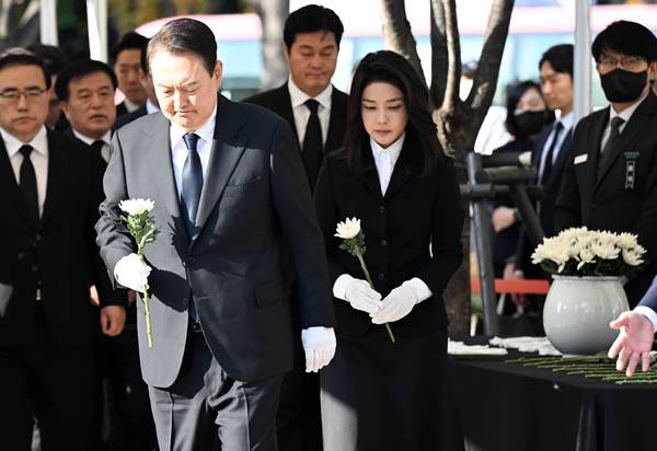 윤석열 대통령과 김건희 여사가 지난해 10월 31일 서울시청 광장에 설치된 이태원 참사 합동분향소를 찾아 헌화하기 위해 이동하고 있다. / 문재원 기자