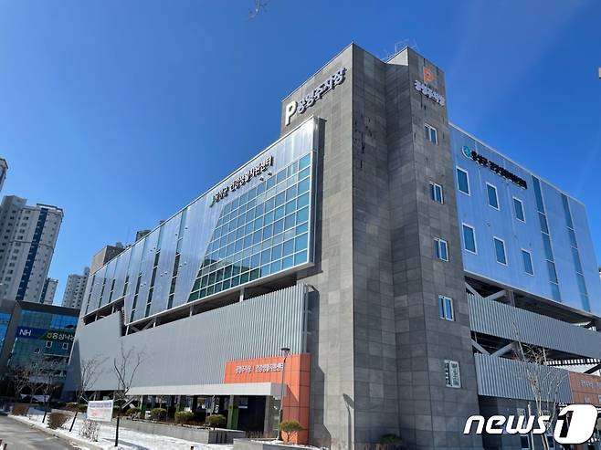 홍성군이 지난해 12월 완공한 내포신도시 공영주차장.(홍성군 제공)/뉴스1