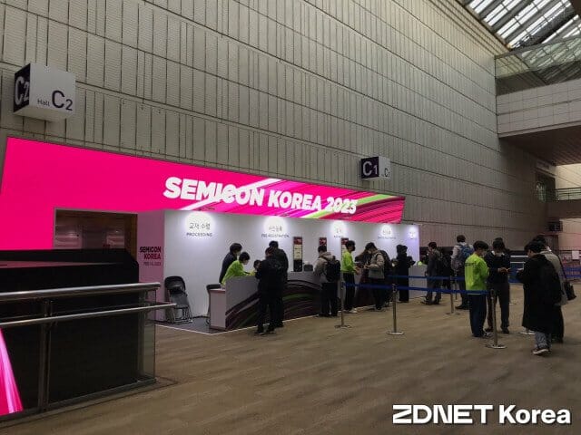 1일 서울 삼성동 코엑스에서 열린 '세미콘 코리아'에서 관람객들이 접수하고 있다.(사진=유혜진 기자)