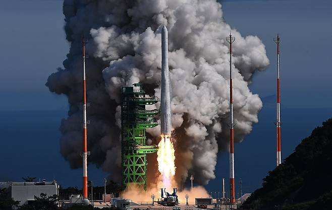 지난해 6월 21일 한국형 발사체 누리호(KSLV-Ⅱ)가 전남 고흥군 나로우주센터 발사대에서 우주로 날아오르고 있다. /조선DB