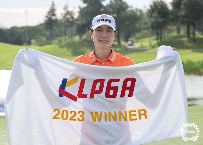 2023년 한국여자프로골프(KLPGA)투어가 역대 최대 규모를 자랑한다. 사진은 지난해 12월 베트남에서 열린 2023시즌 두번째 대회 'PLK 퍼시픽링스코리아 챔피언십'에서 우승한 이정민. KLPGA 제공