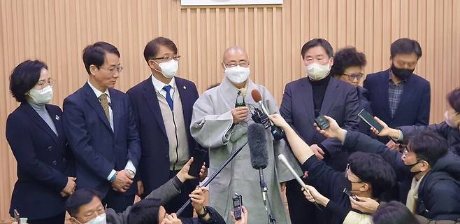 1일 오후 ‘서산 부석사 관세음보살좌상 인도 청구소송’의 2심 재판이 끝난 뒤 대전고법 안에서 충남 서산 부석사 쪽 관계자들이 기자회견을 하고 있다. 최예린 기자