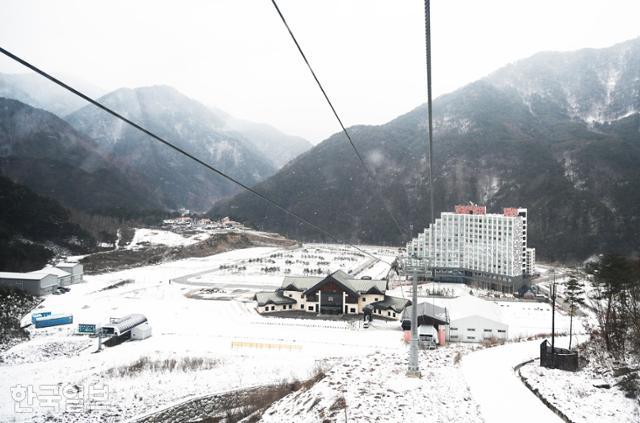 가리왕산 케이블카 하부 정류장과 파크로쉬리조트. 올림픽이 열리기 전까지 40여 가구가 살던 마을이었다.