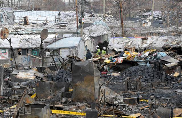 화재 발생 11일 만인 31일 폐허로 변해버린 구룡마을에서 관계자가 전신주를 살펴보고 있다. 서재훈 기자