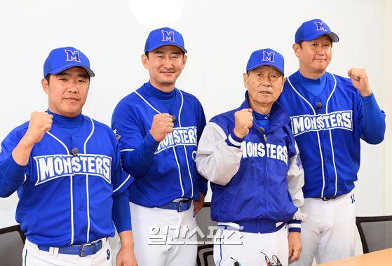 JTBC 야구예능 최강야구에 출연 중인 정근우(왼쪽부터) 박용택, 김성근 감독, 이대호. 잠실=김민규 기자