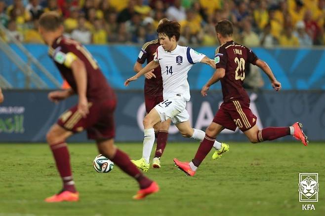 2014년 브라질월드컵 러시아전에 나선 한국영(가운데). 사진 대한축구협회
