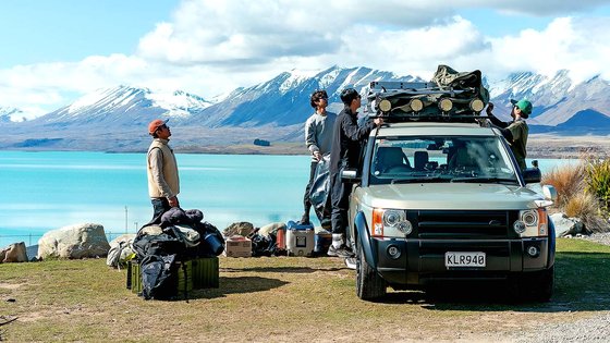 지난달 20일 첫 공개된 티빙 오리지널 '두발로 티켓팅'. 캠퍼밴을 타고 뉴질랜드 곳곳을 누비는 여행 프로그램이다. 사진 티빙