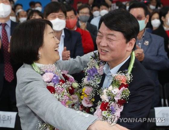 지난해 6월 성남 분당갑 국회의원 보궐선거에 출마한 안철수 국민의힘 후보가 당선이 확실시 되자 분당 선거사무소에서 부인 김미경 서울대 교수와 함께 기뻐하고 있다. 연합뉴스