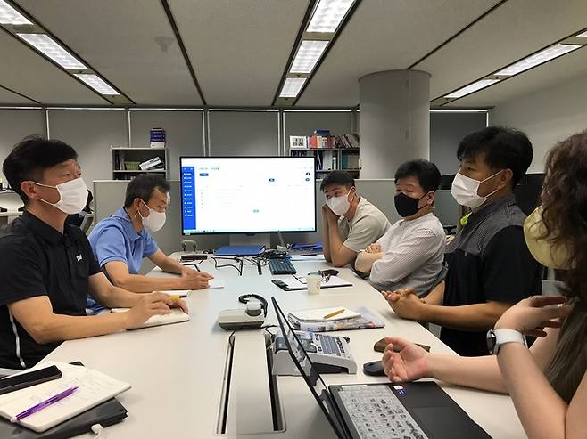 2022년 여름 CMS-DA 개발을 담당한 동아닷컴 CTS팀이 이용자인 편집국 편집부 대표단의 요구사항을 청취하고 있다.(동아일보 제공)