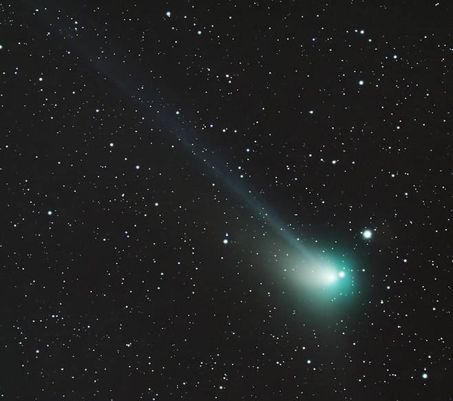 지난달 19일 전라북도 장수군에서 촬영된 ZTF 혜성. 녹색으로 빛나는 모습이 선명히 관찰된다. 염범석 씨 제공