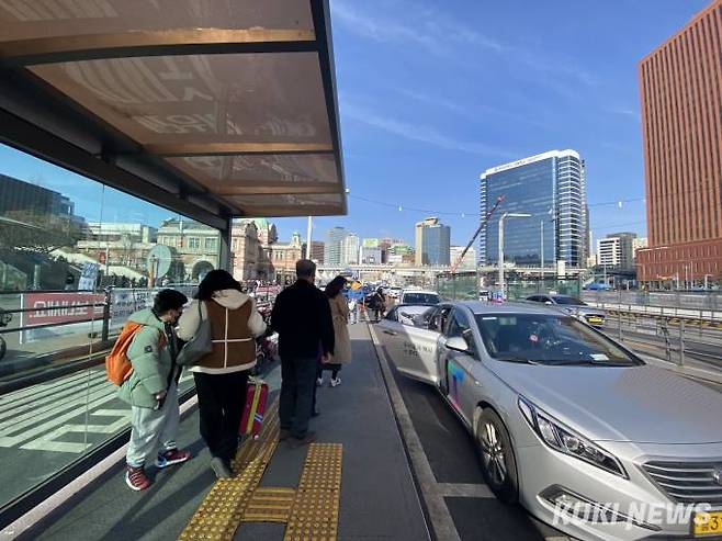 서울역 버스환승센터 택시 승강장에서 시민들이 택시 승하차를 하고 있다. 송금종 기자