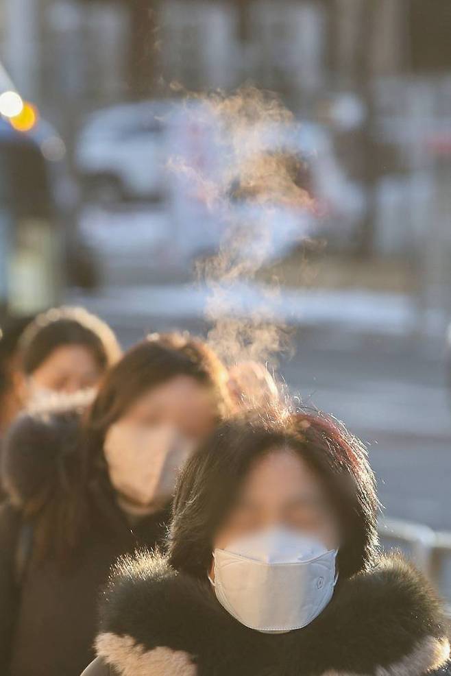 연일 한파가 이어지고 있는 27일 오전 서울 충무로역 인근에서 시민들이 입김을 뿜어내며 출근하고 있다./사진=뉴시스