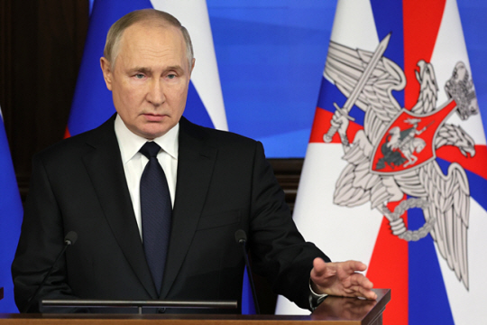 블라디미르 푸틴 러시아 대통령이 지난해 12월 21일(현지시간) 모스크바에서 군 장성들이 참석한 국방부 이사회 확대회의에 참석해 연설하고 있다. 푸틴 대통령은 “핵전력은 러시아 주권 보장의 핵심 요소”라며 “핵전력 전투태세를 지속 향상할 것”이라고 밝혔다. AP 뉴시스