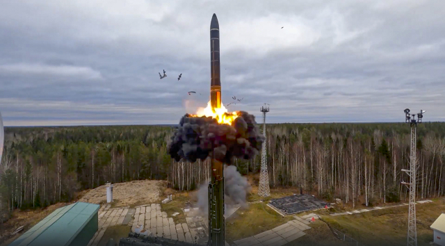 러시아 국방부는 지난해 10월26일(현지 시간) 러시아 북서부 플레세츠크 발사장에서 핵 훈련의 일환으로 대륙간탄도미사일(ICBM)의 시험 발사 모습이 담긴 동영상을 공개했다. AP연합뉴스