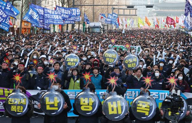 민주노총 조합원들이 1일 서울 세종대로에서 윤석열 정부 규탄 결의대회를 마치고 구호를 외치고 있다. 연합뉴스