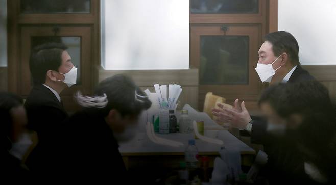 국민의힘 윤석열 후보(오른쪽)가 2021년 2월16일 천안 단국대병원에 마련된 고 손평오 국 민의당 지역선대위원장의 빈소를 조문한 뒤 국민의당 안철수 후보를 위로하고 있다. ⓒ연합뉴스